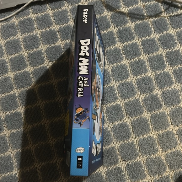 Dog man and cat kid hardcover book Dave pilkey - Picture 2 of 3